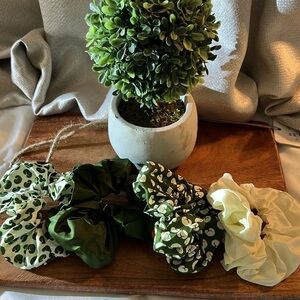 Set of 4 piece Green/Cream Scrunchies